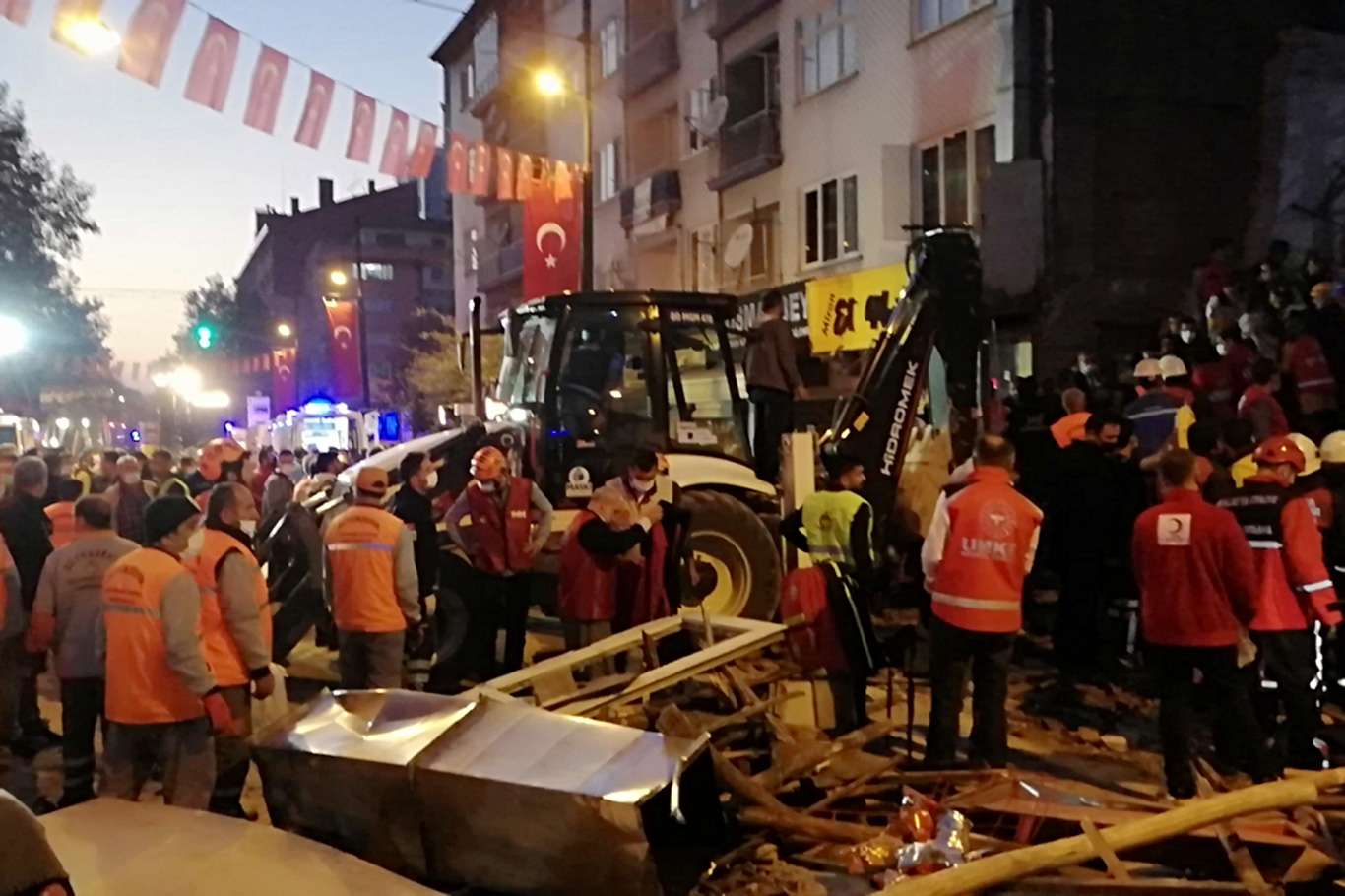 Malatya'da 2 katlı bir bina çöktü: Yaralılar var